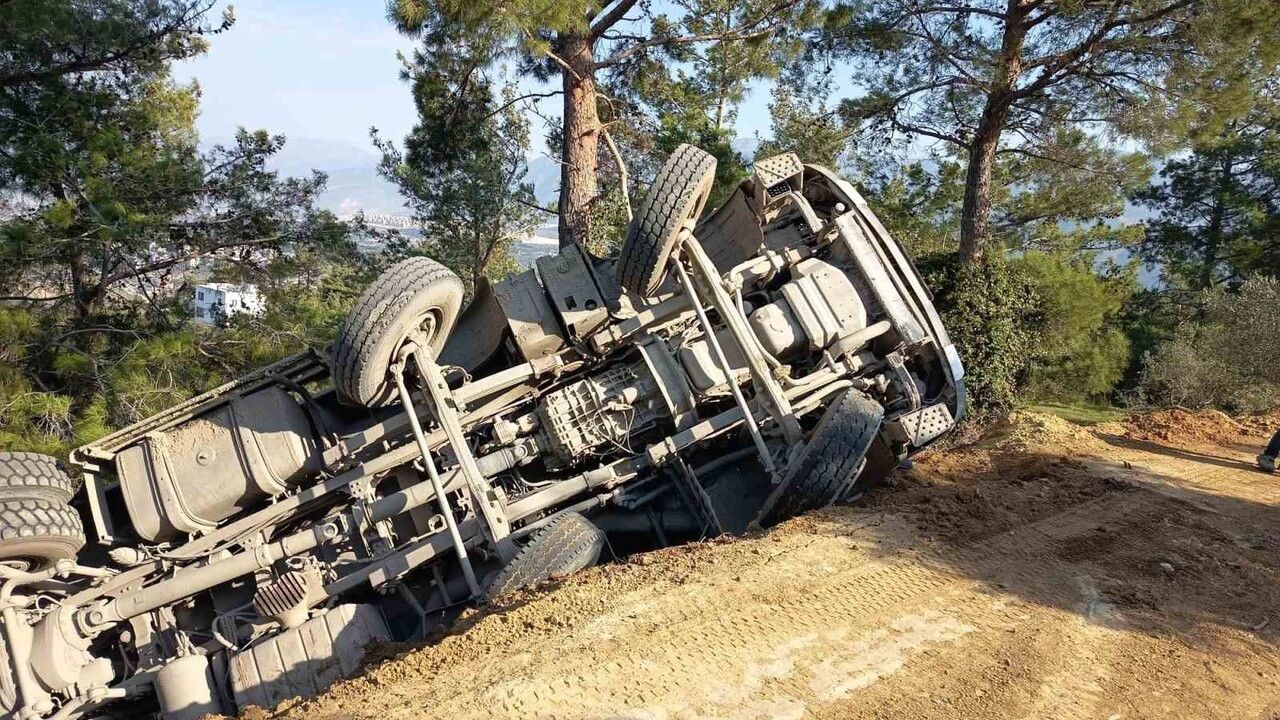 Hatay'da hafriyat kamyonu uçuruma yuvarlandı: sürücü yaralandı