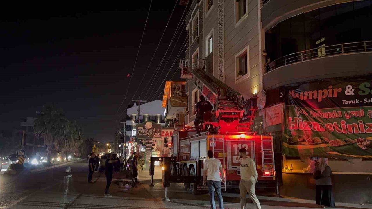 Hatay'da kapıda mahsur kalan 1 yaşındaki bebek itfaiye tarafından kurtarıldı