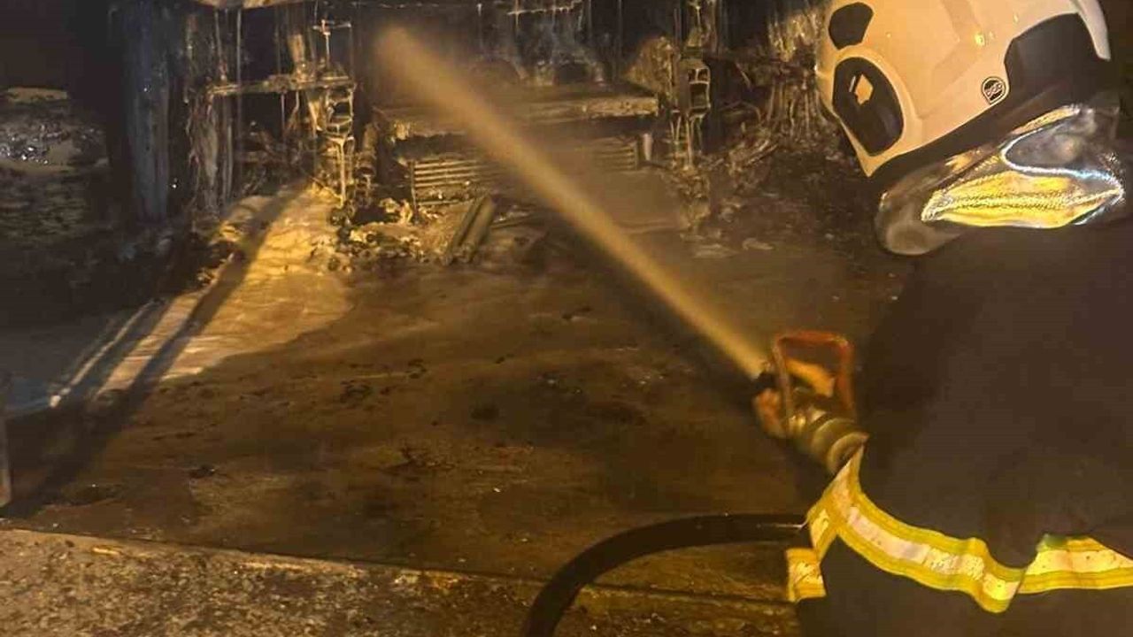 Hatay'da park halindeki BMW alev aldı, kullanılamaz hale geldi