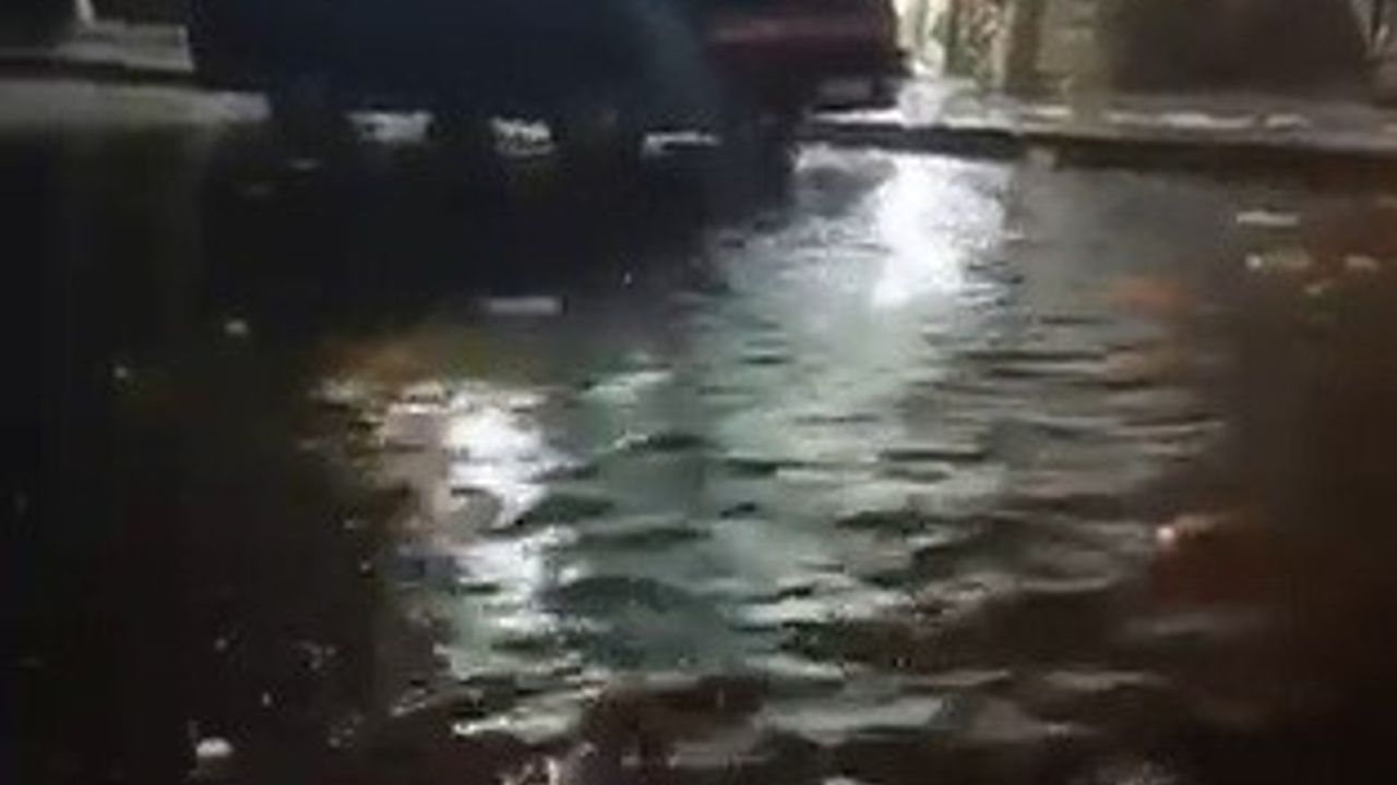 Hatay'da sağanak: İskenderun ve Dörtyol'da caddeler göle döndü