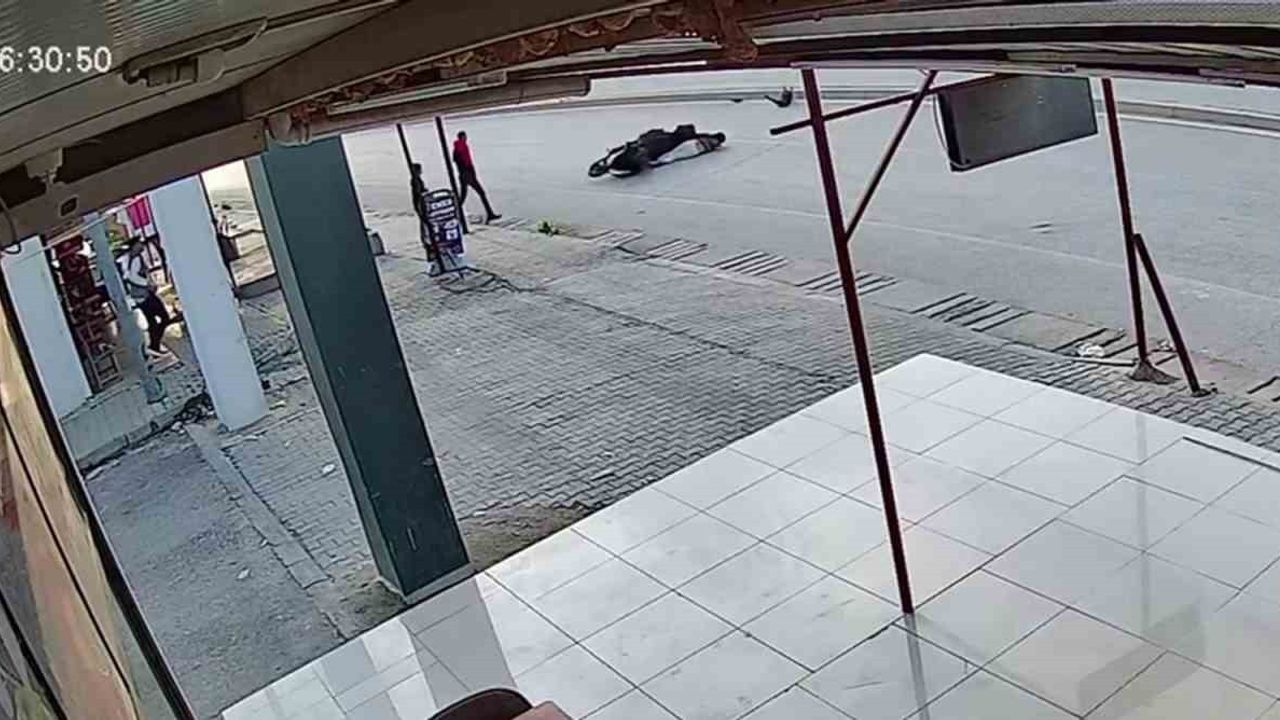 Hatay'da sokak köpeğine çarpan motosikletli sürücü metrelerce sürüklendi