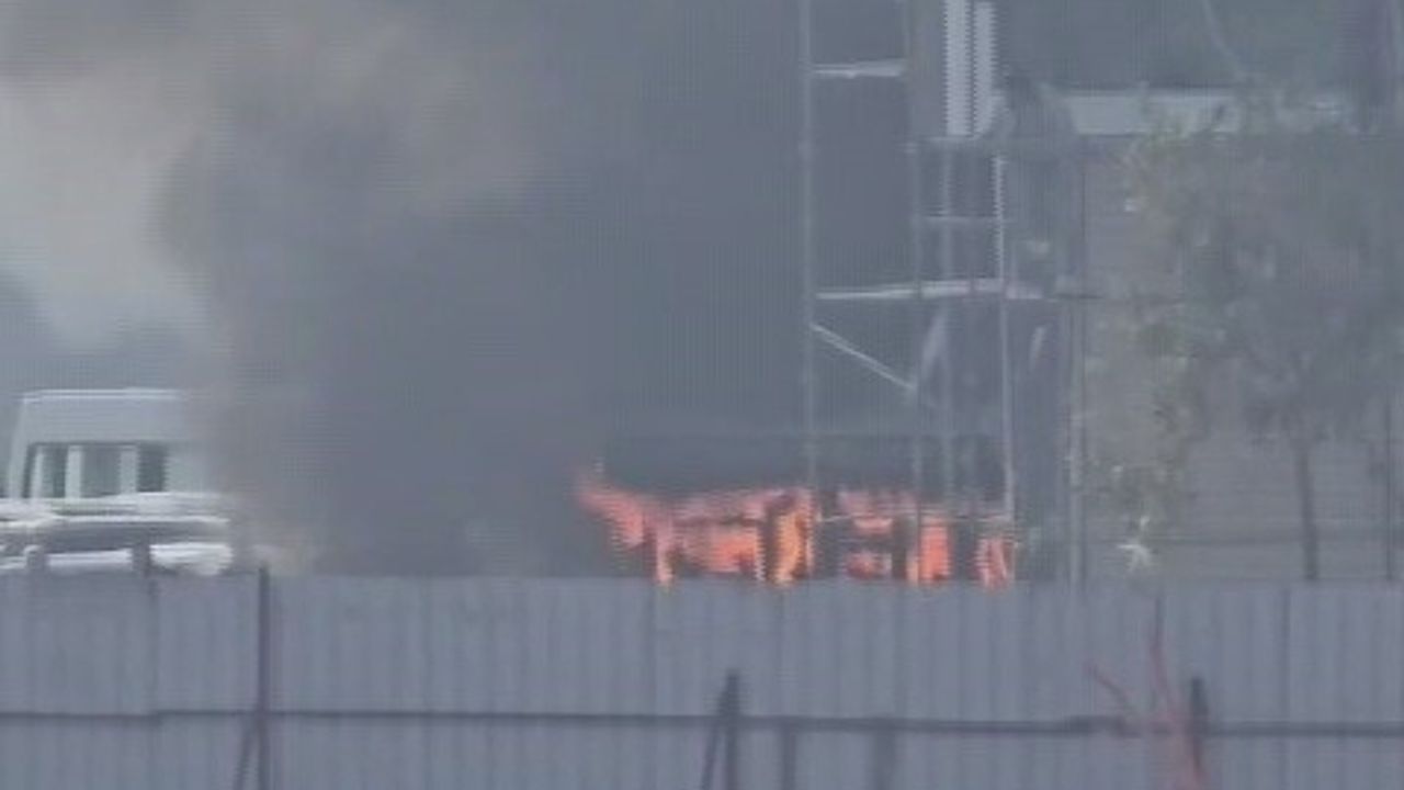 Hatay'da taksi kulübesi alevlere teslim oldu, hurda yığını kaldı