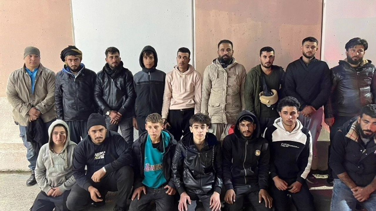 Hatay’da tır dorsesinde 16 kaçak göçmen, 2 organizatör tutuklandı