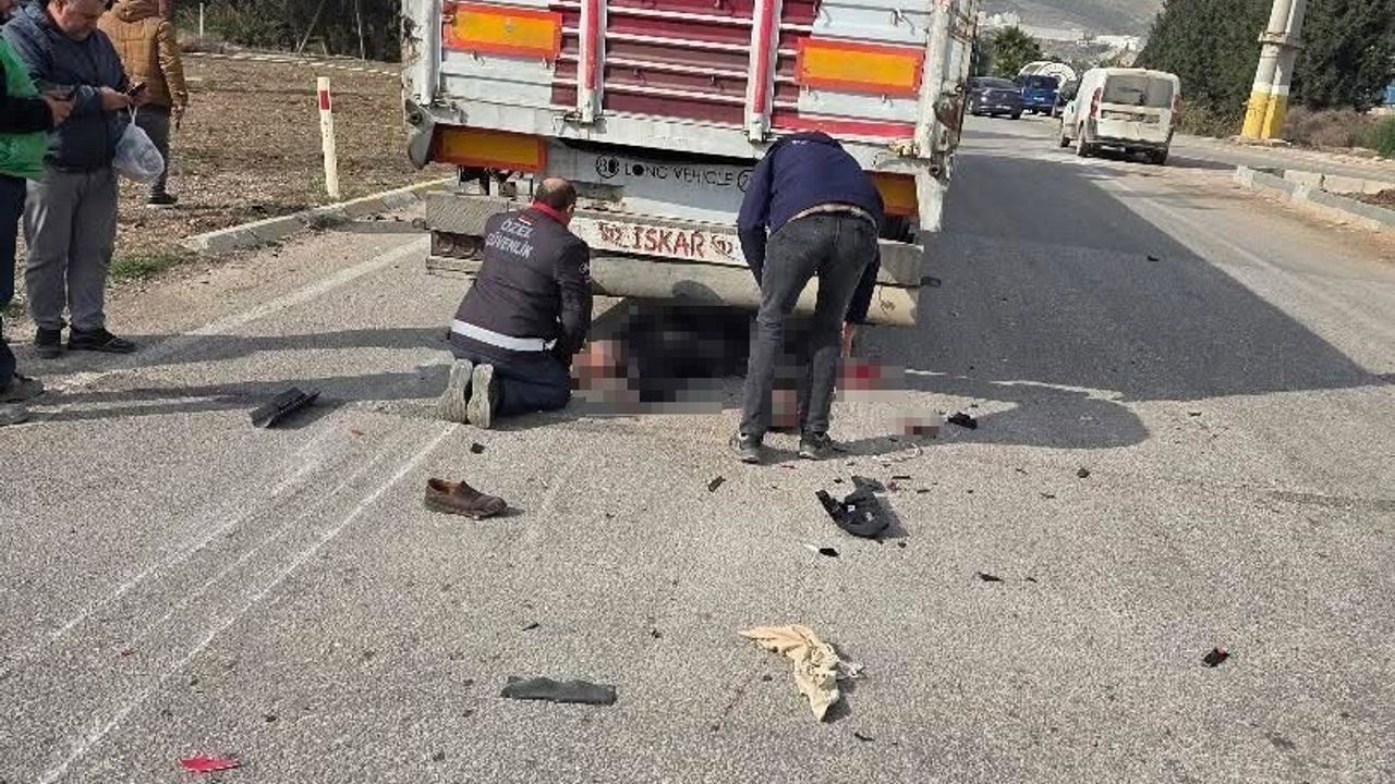 Hatay'da tırla çarpışan motosiklet sürücüsü hayatını kaybetti