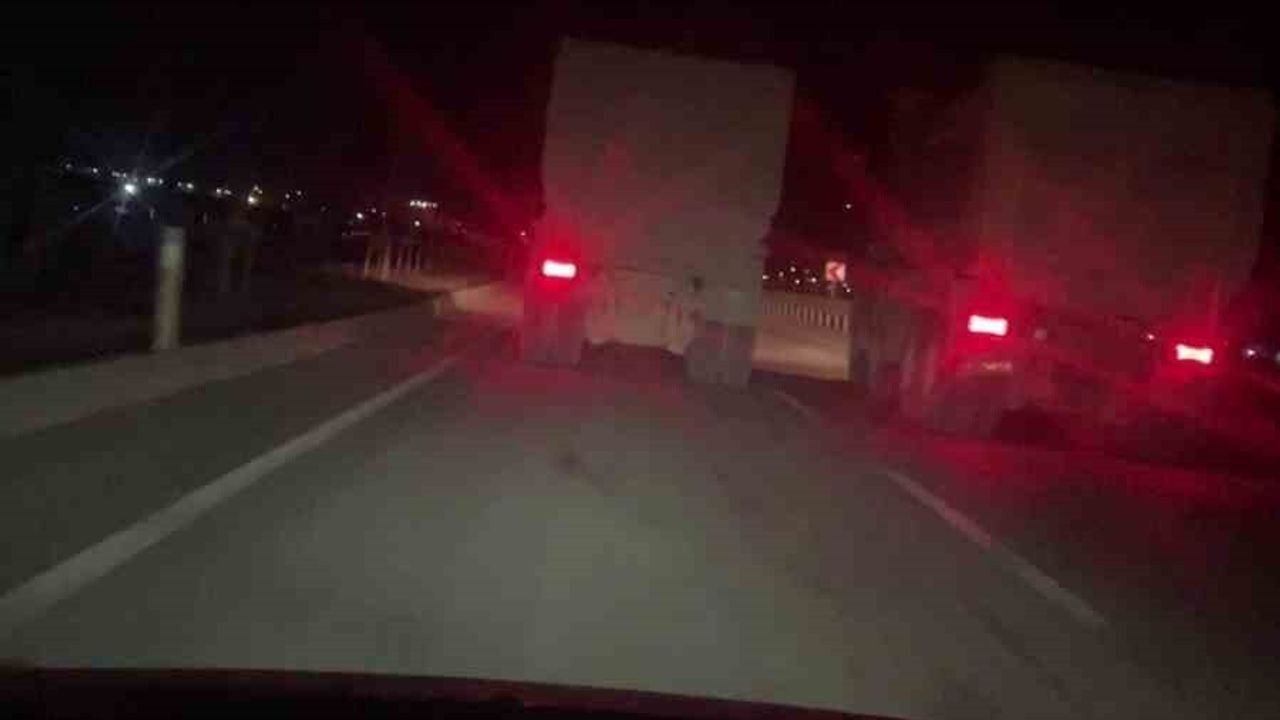 Hatay'da trafikte yarışan hafriyat kamyonlarının anları kamerada