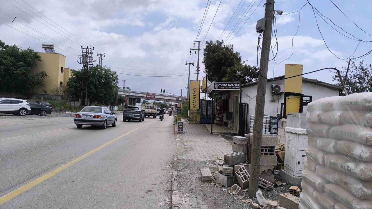 Hatay Dörtyol'da motosikletin otomobile çarpma anı güvenlik kamerasında