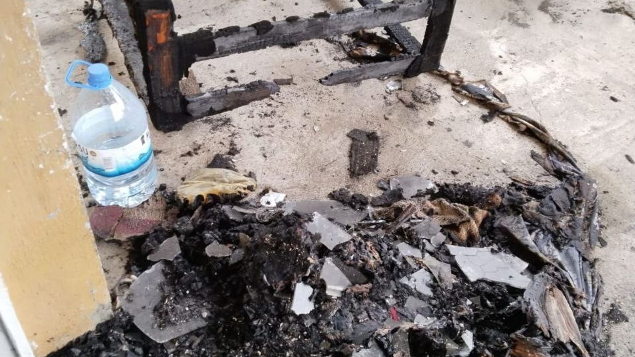 Hatay Erzin'de buzdolabı kablosundan çıktığı değerlendirilen yangında anne ve oğlu pencereden atlayarak kurtuldu