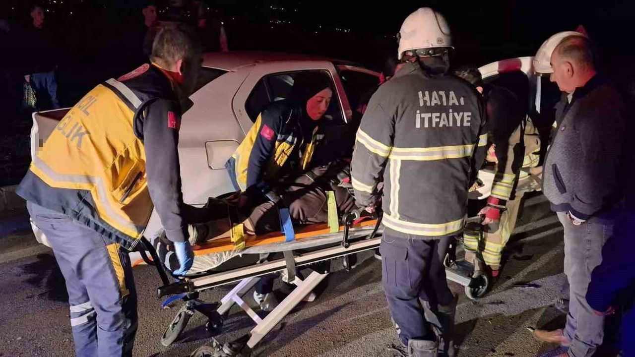 Hatay Kırıkhan'da İki Otomobil Çarpıştı: 4 Kişi Yaralandı