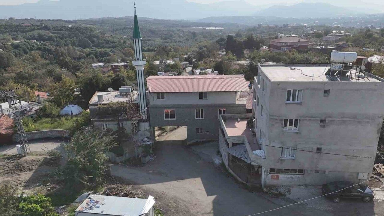 Hatay Üzengili Köyü Camisi: Altından 6 m genişliğinde yol geçen 4 m 70 cm yüksekliğinde yapı