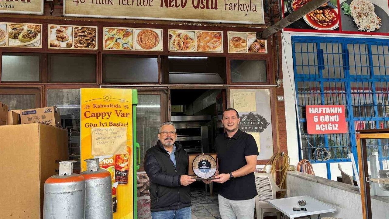 Hayırsever Esnaftan Datça Devlet Hastanesi'ne kanepe bağışı