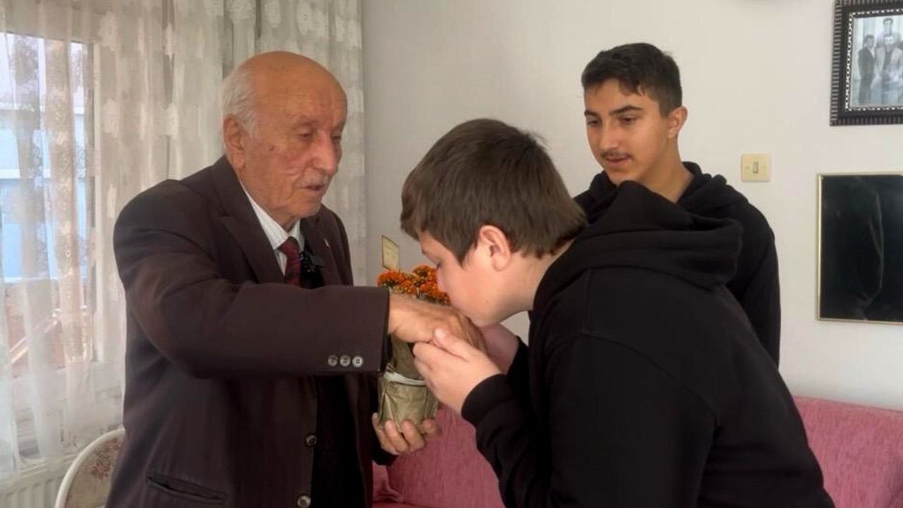 Hayrabolu’da Öğrencilerin Ziyareti 85 Yaşındaki Emekli Öğretmeni Duygulandırdı