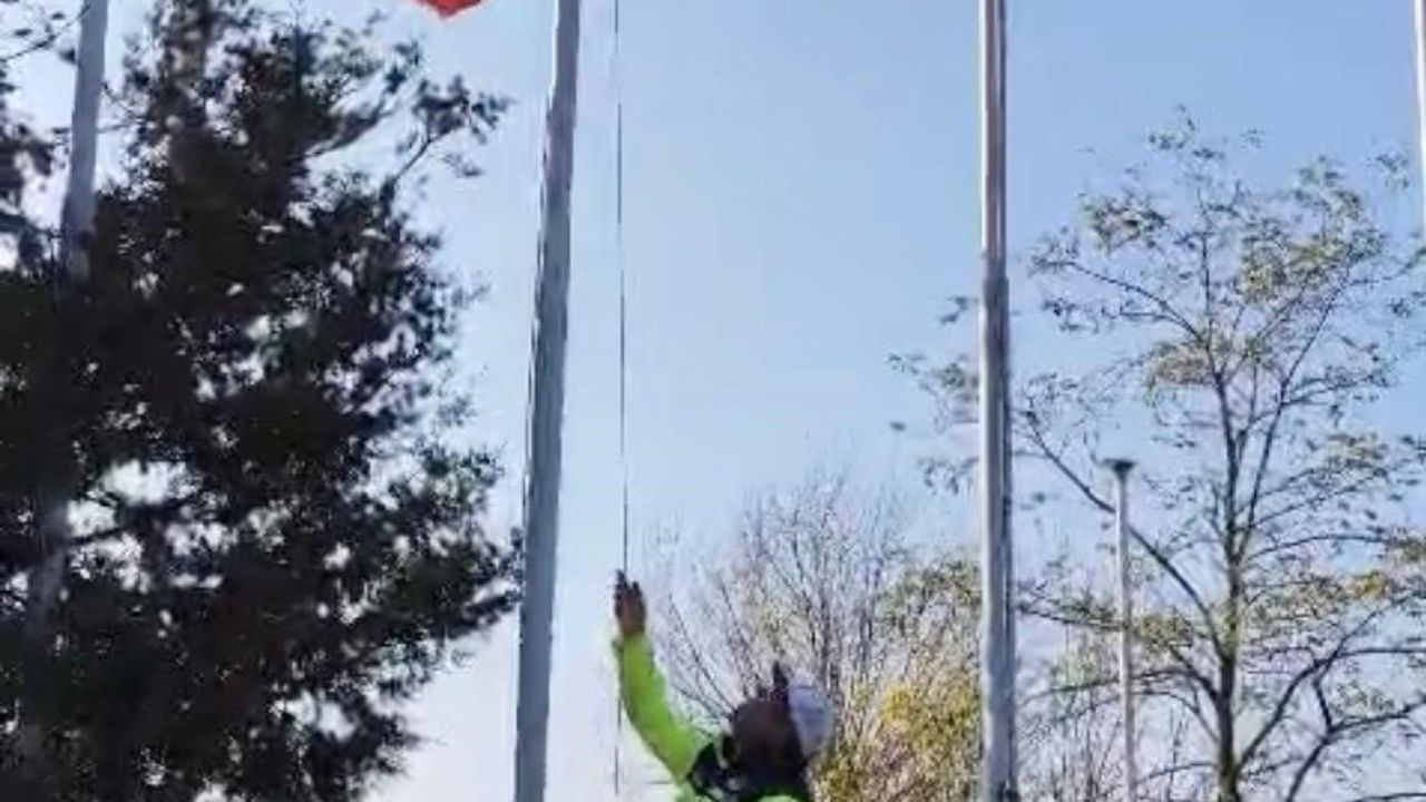 Hayrabolu Jandarması yıpranan Türk bayrağını saygıyla değiştirdi