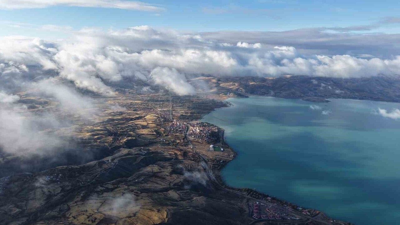 Hazarbaba ve Hazar Gölü'nde kartpostallık kış manzarası