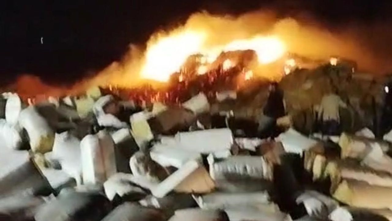 Hazro'da 102 ton preslenmiş saman yandı