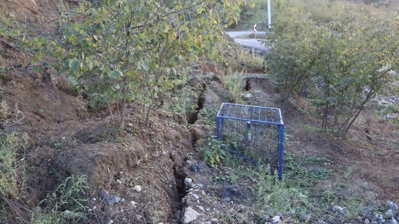 Hendek Bakacak’ta taş ocağı kaymaları hızlandırdı: Evler eğildi, mahalle terk ediliyor