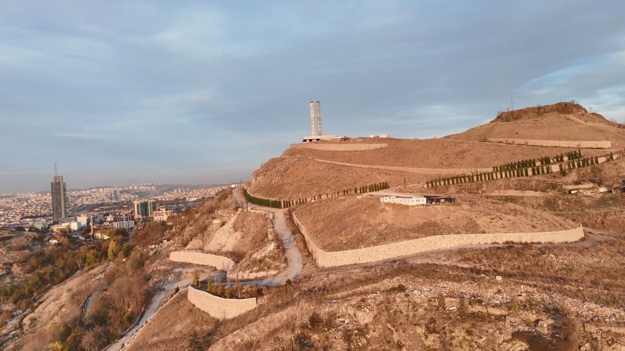 Hıdırlıktepe’de tamamlanamayan 100. Yıl Şükran Anıtı ve maliyet tartışması