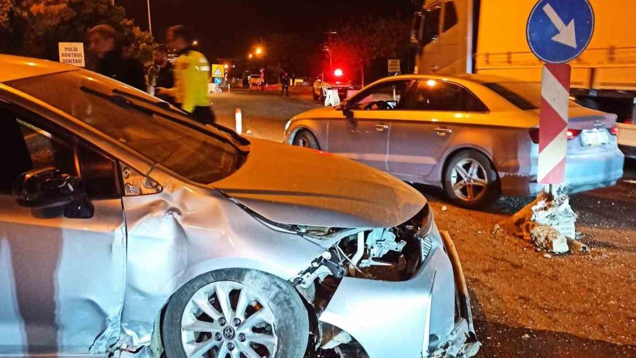 Hilvan'da otomobil refüje çarptı: 3 kişi yaralandı