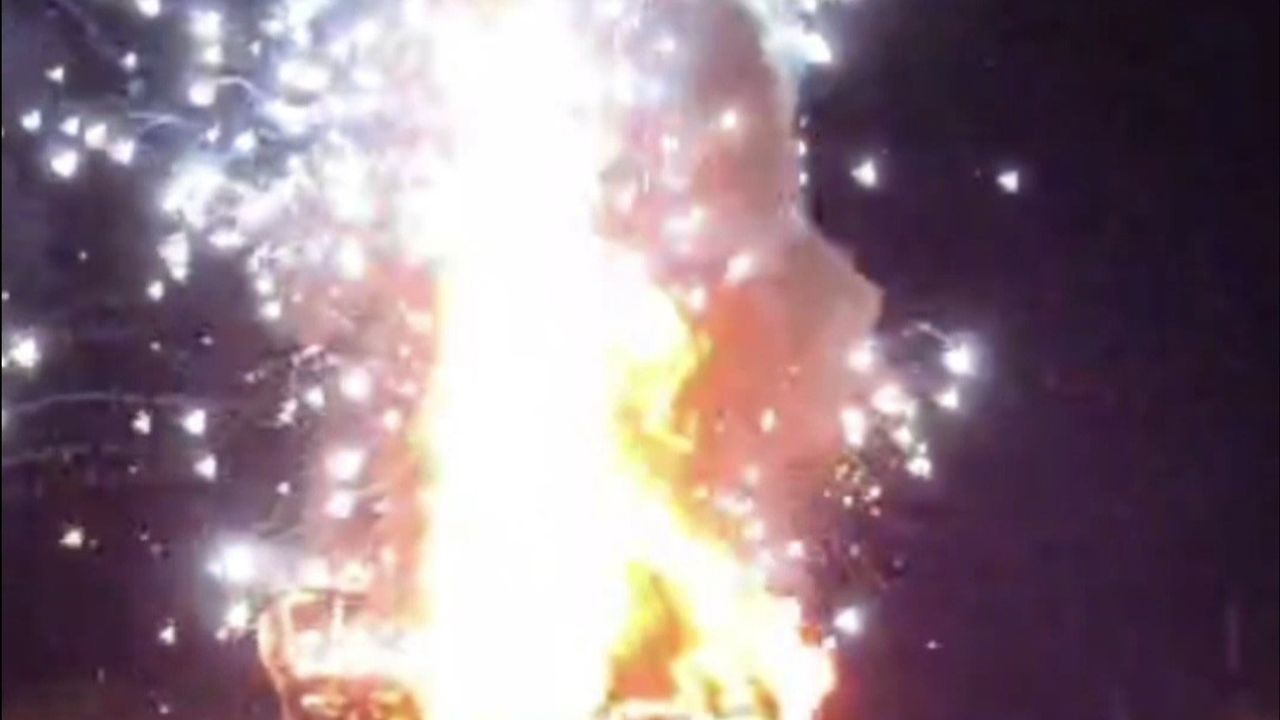 Hilvan'da Trafik Kazası: Alev Alan Otomobilde Ardışık Patlamalar