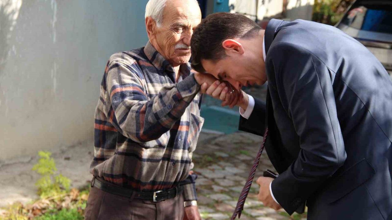 Hisarcık Kaymakamı Erkan Atam şehit Yüksel Arık'ın mezarını ve ailesini ziyaret etti