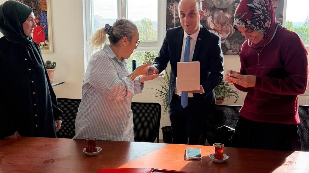 Hisarcık'ta öğretmenlere Türk bayrağı rozeti takdim edildi