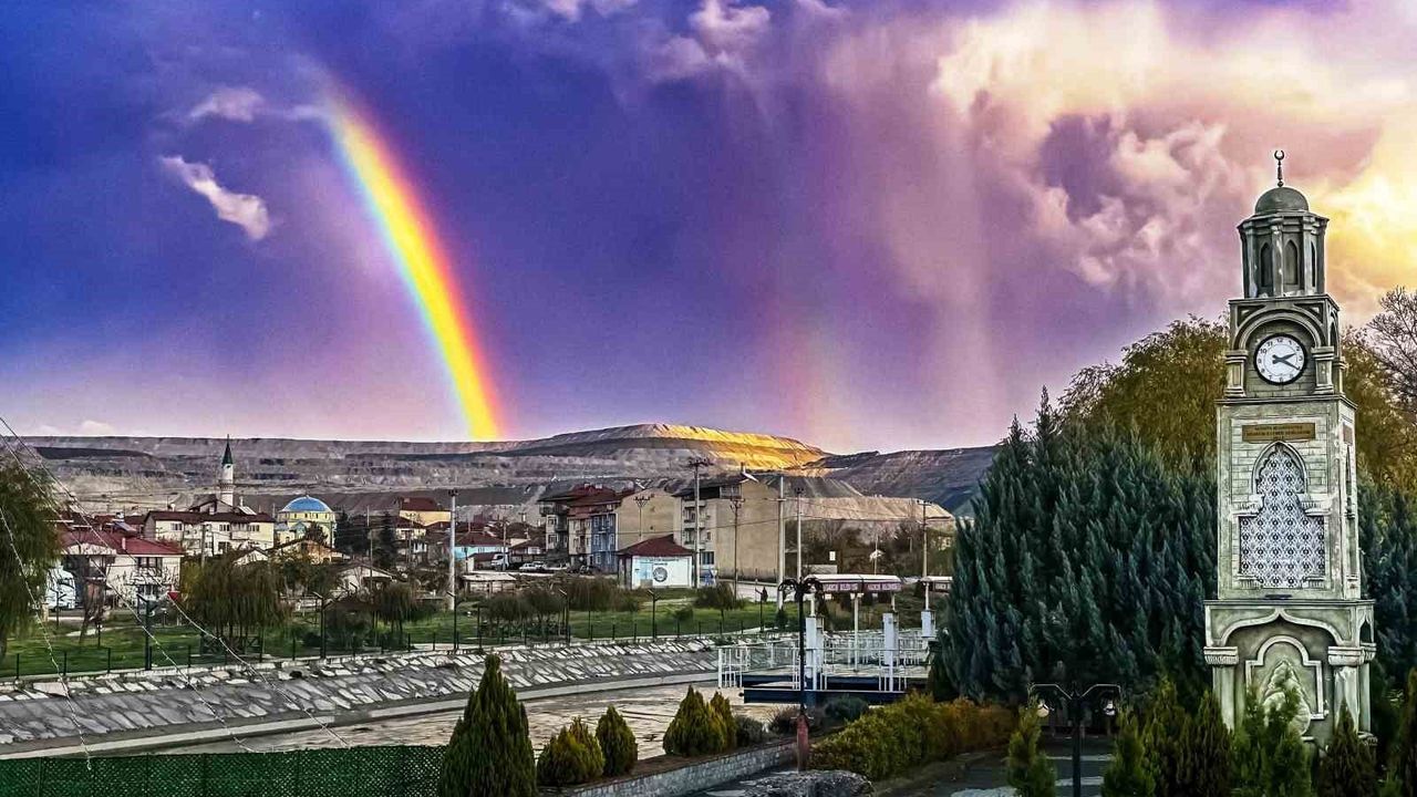 Hisarcık’ta Saat Kulesi Üzerinde Gökkuşağı Kartpostalı