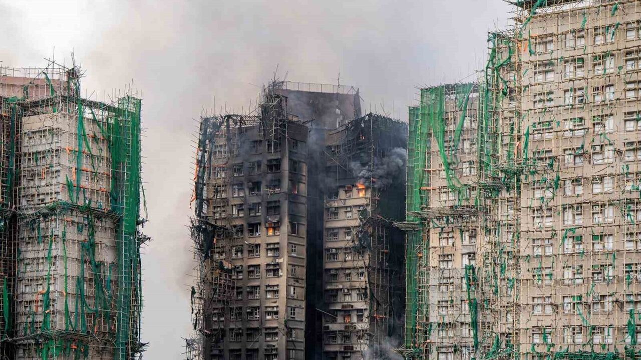 Hong Kong: Tai Po'da 31 katlı gökdelende yangın — can kaybı 55'e yükseldi
