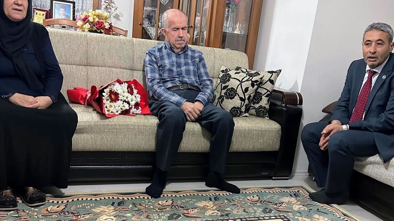 Hürriyetçi Eğitim Sendikası’ndan Şehit Serdar Uslu’nun Babasına Öğretmenler Günü Ziyareti