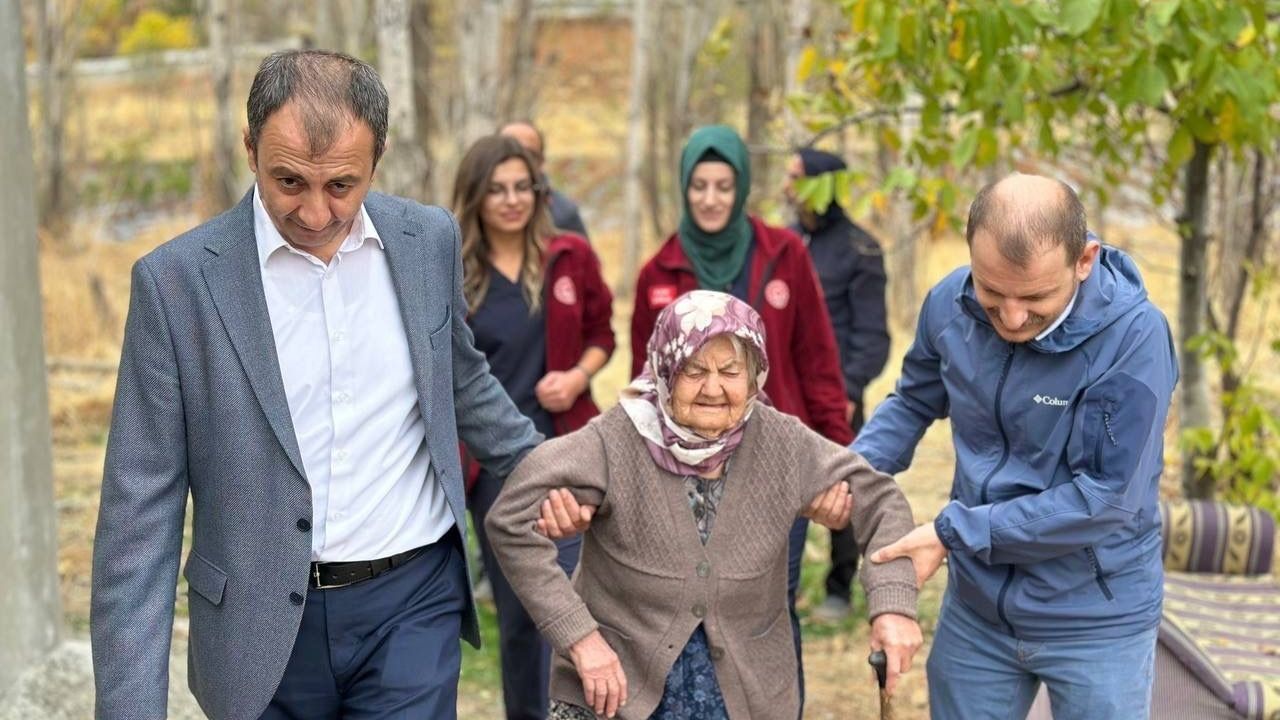 Hüyük'te evde sağlık hizmeti alan yaşlılar adına fidan dikildi