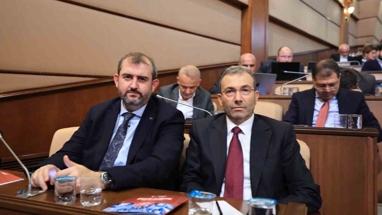 İBB Meclisi'nde mikrofon gerilimi: Cin'in İmamoğlu eleştirisi oturumu durdurdu