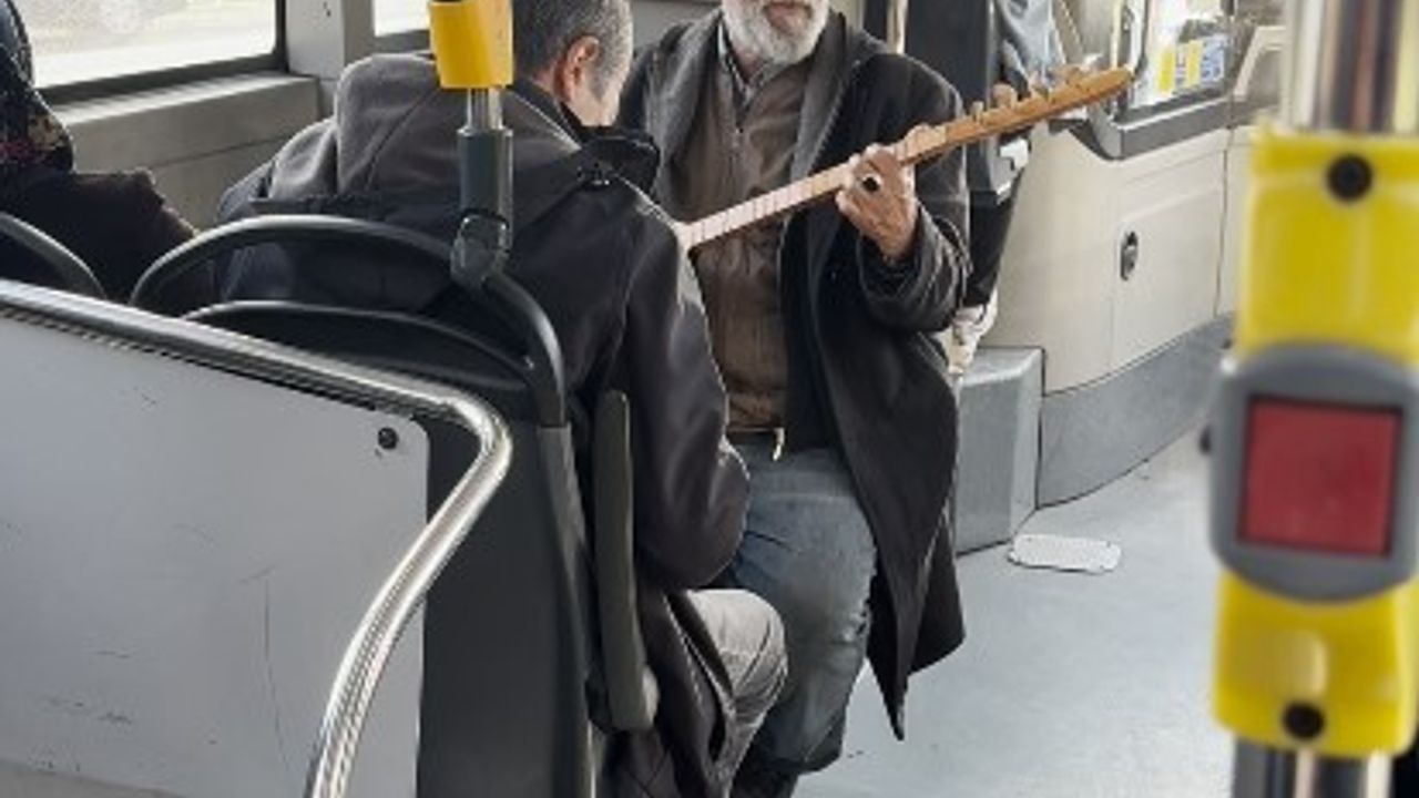 İETT otobüsünde beklenmedik türkü molası
