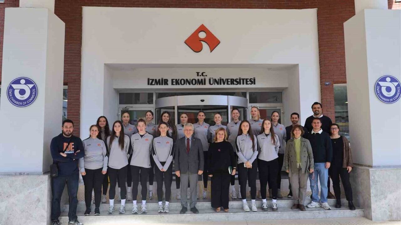 İEÜ Kadın Voleybol Takımı İzmir Bölge Şampiyonu — Set Vermeden 5'te 5