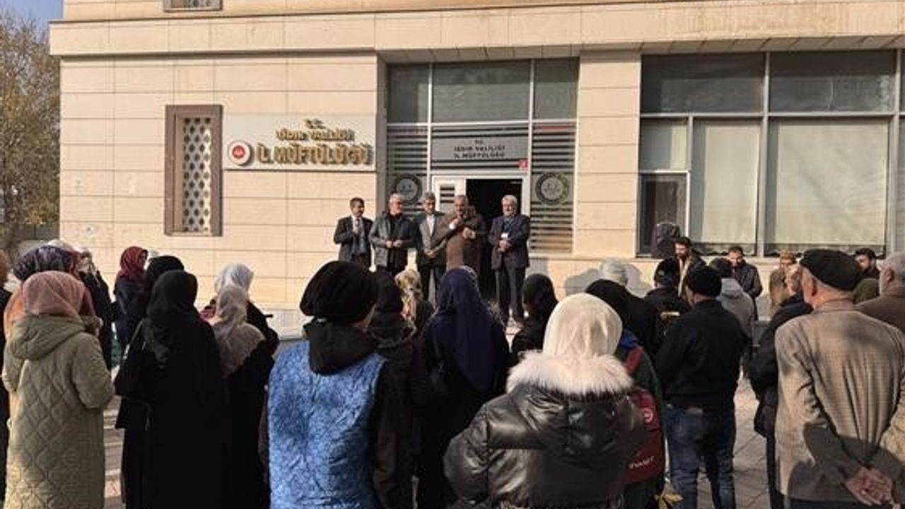 Iğdır'da Umre Yolcuları Müftülük Önünden Dualarla Uğurlandı