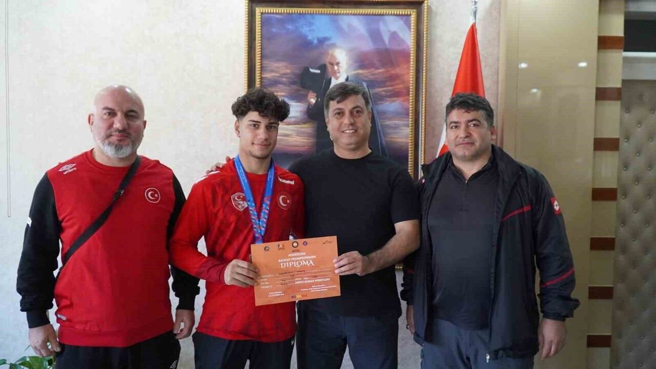 İl Müdürü Öztürk, milli güreşçiyi makamında kutladı