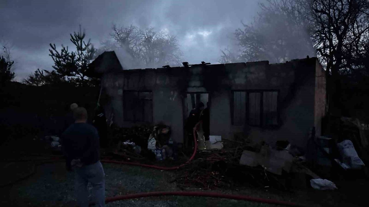 İnciğez’de sobayı benzinle yakmaya çalıştı, hem yaralandı hem ev yangını çıktı