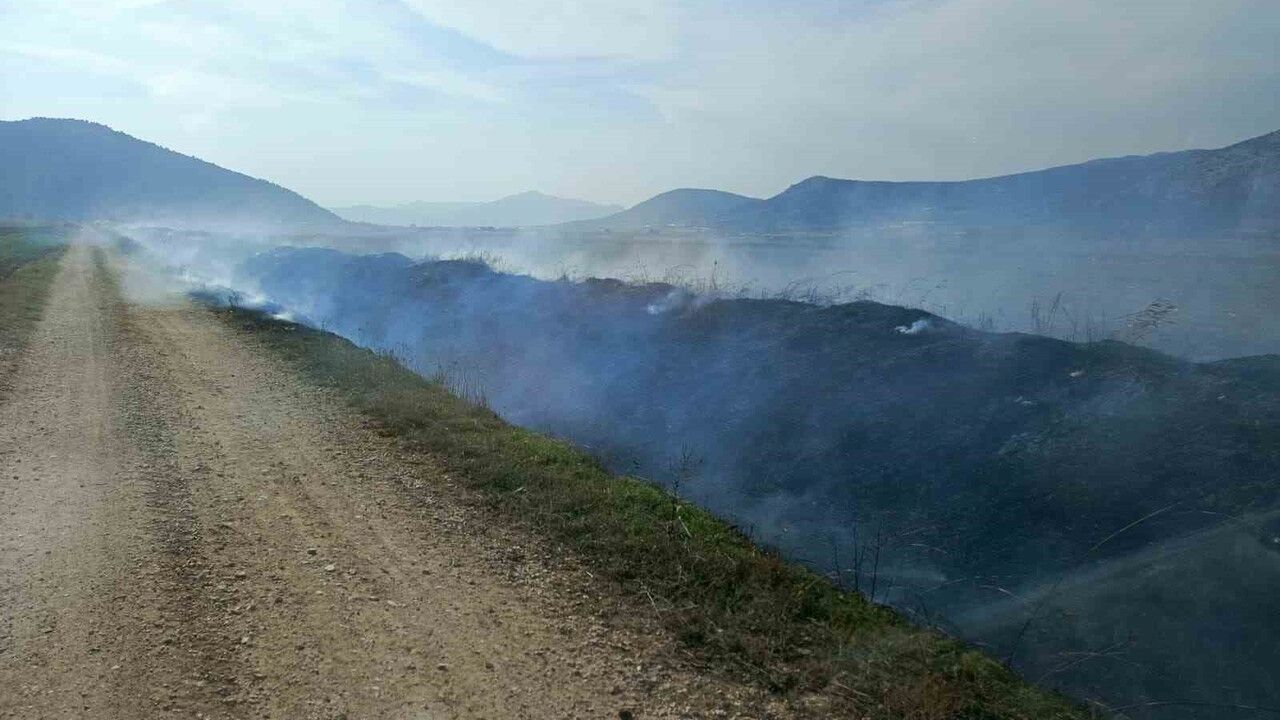 İncirdere'de sazlık yangını itfaiye tarafından söndürüldü
