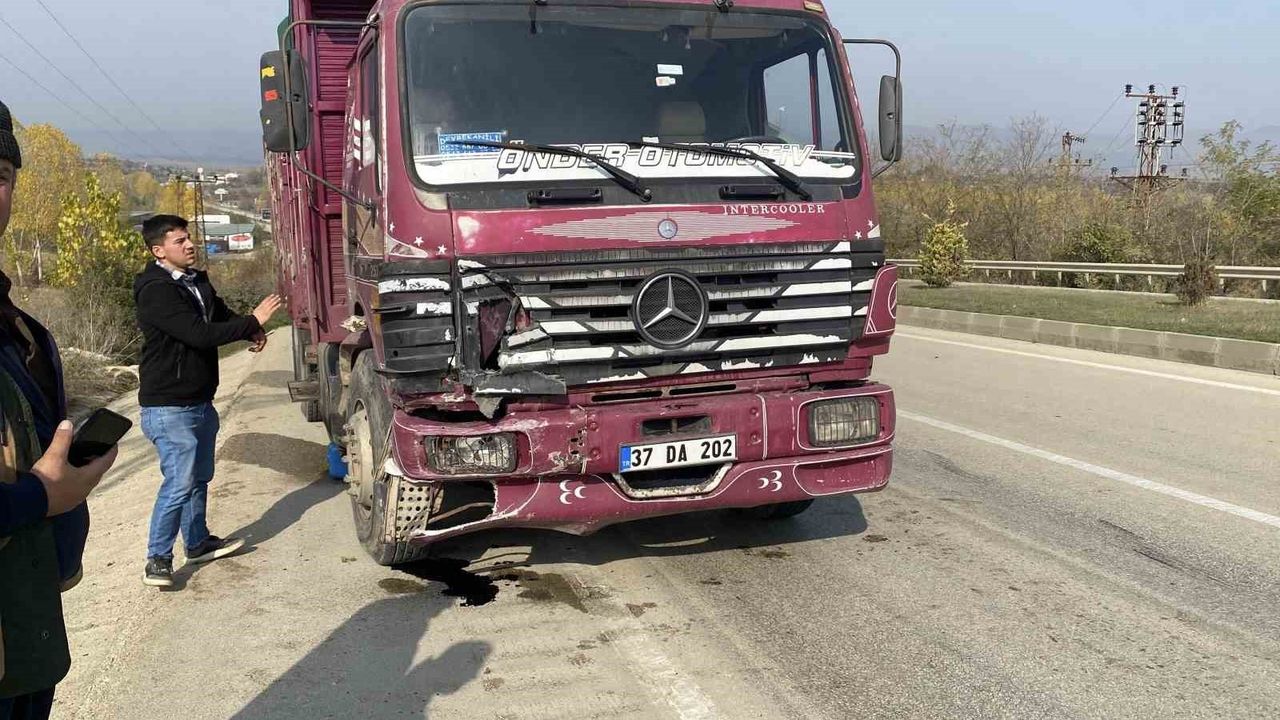 İnebolu-Kastamonu yolunda arıza yapan otomobile kamyon çarptı: 1 ağır yaralı