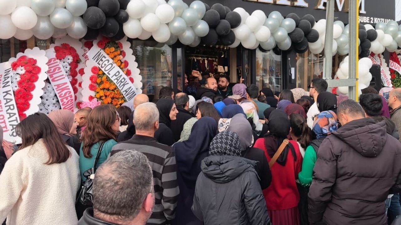 İnegöl'de açılışa özel 10 lira kampanyası izdihama neden oldu