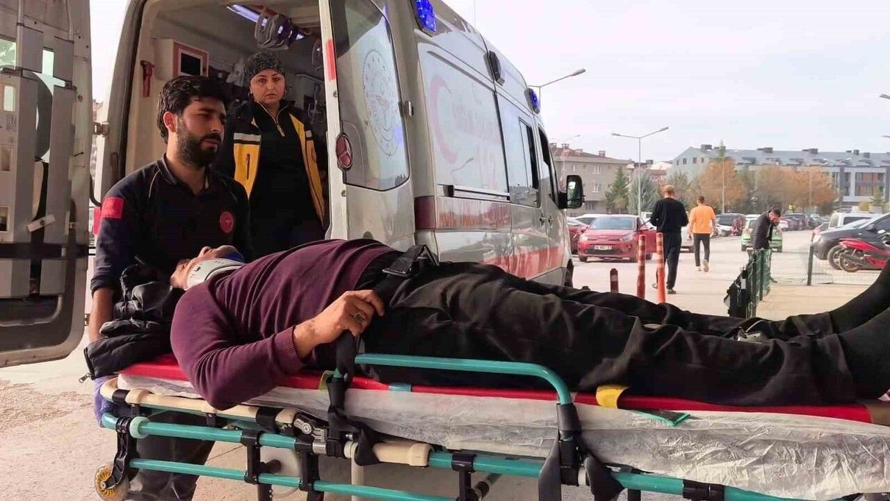 İnegöl'de damperi açık kamyon devrildi: Sürücü yaralandı