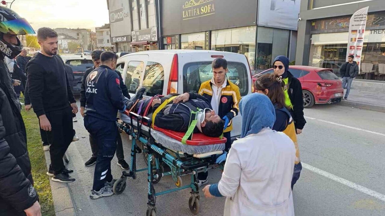 İnegöl'de hafif ticari araç cipin arkasına çarptı: 1 yaralı