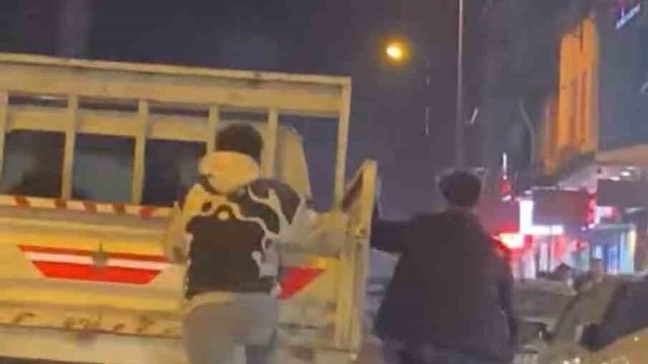 İnegöl'de iki gencin kamyonet arkasındaki tehlikeli yolculuğu