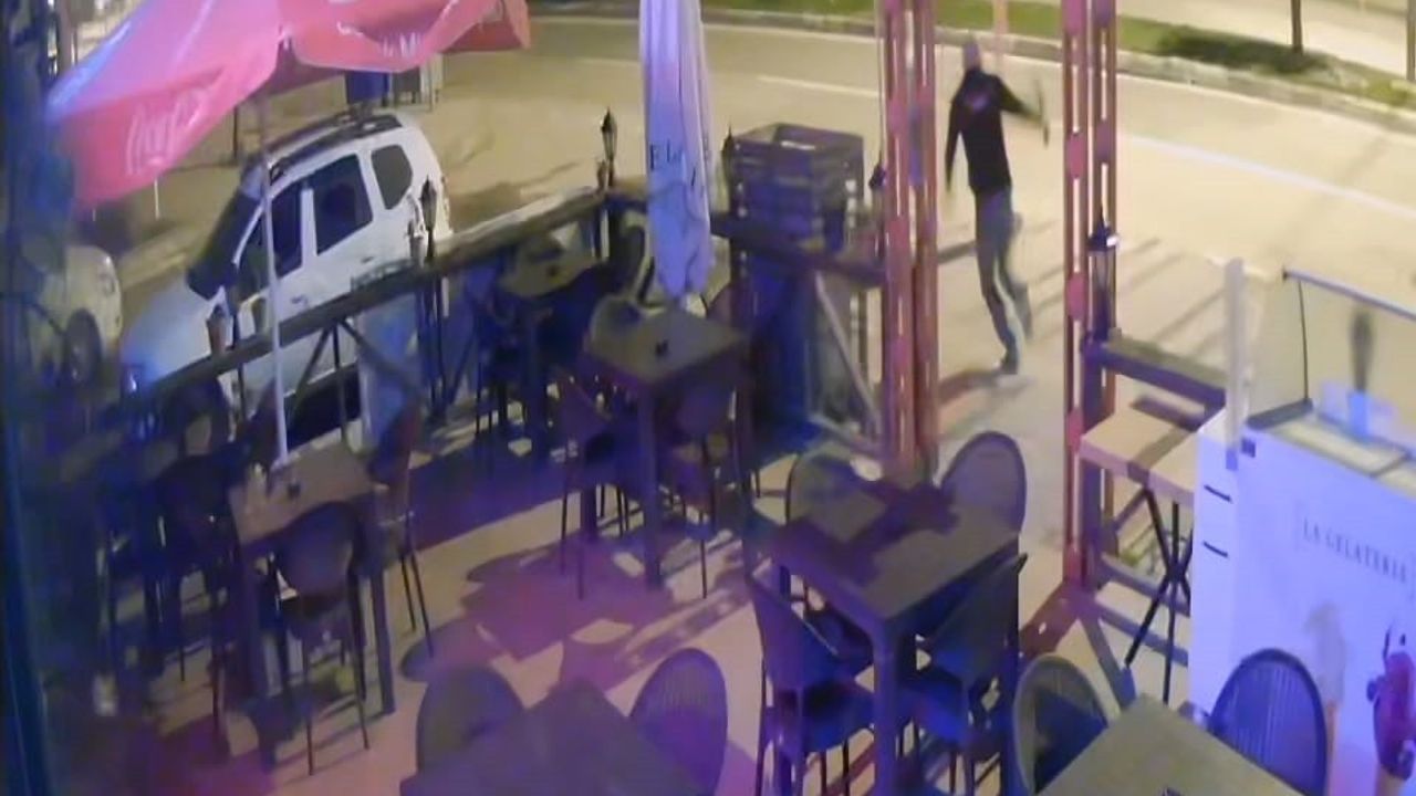 İnegöl'de kebapçıya tekrar giren hırsız işyeri sahibinin sopalı kovalamacası kamerada