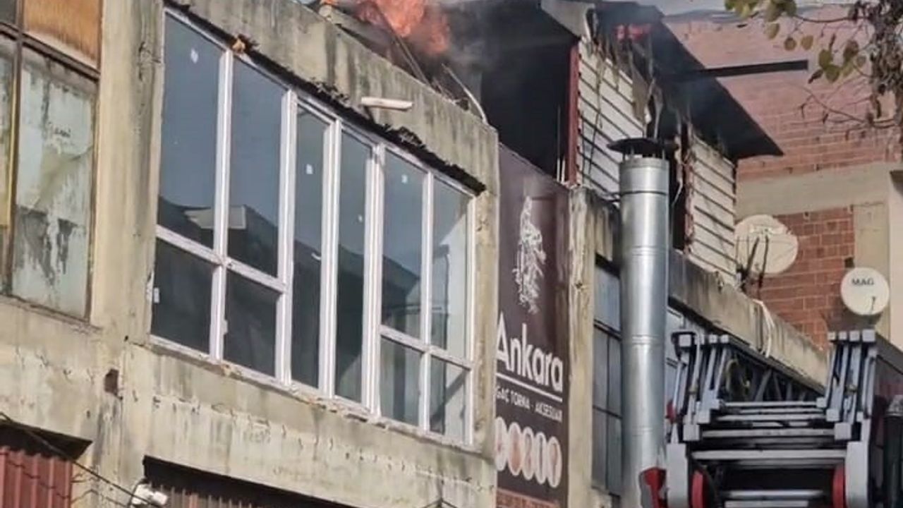 İnegöl'de mobilya imalathanesinin çatısında yangın kontrol altına alındı