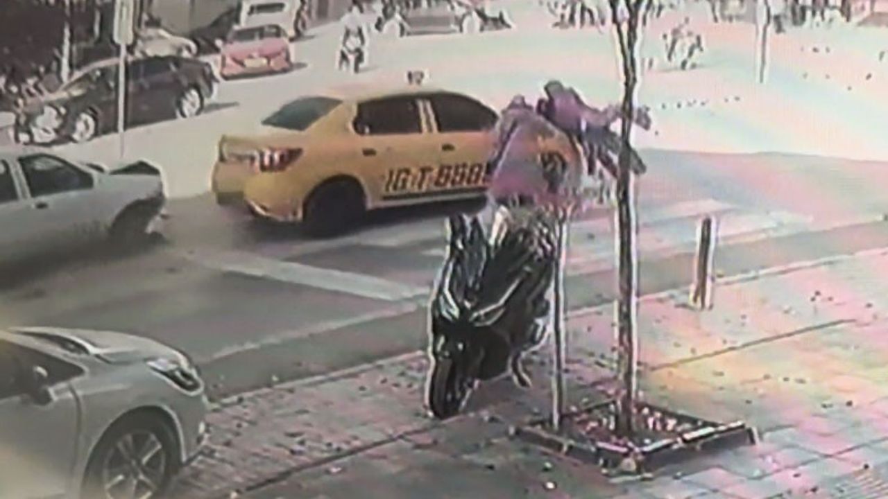 İnegöl'de yaya geçidinde taksiye arkadan çarpma: Anne ve bebeğe çarpan anlar kamerada