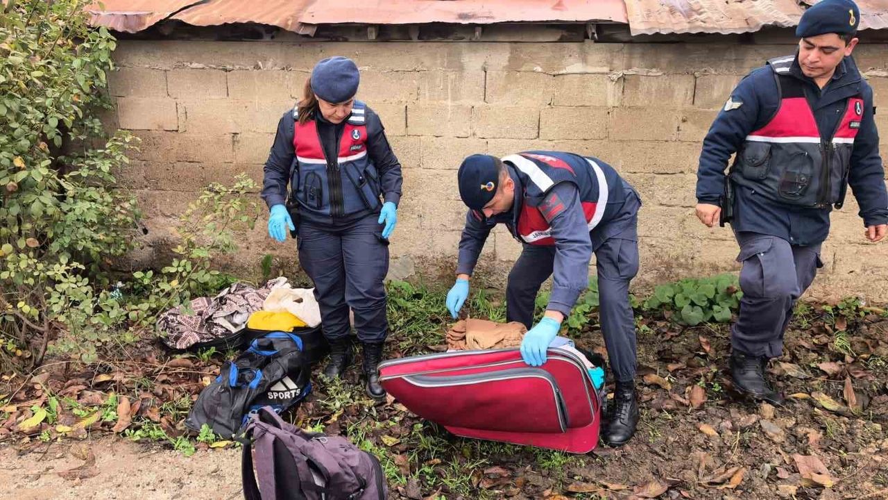 İnegöl'de yol kenarına bırakılan valizler paniğe yol açtı