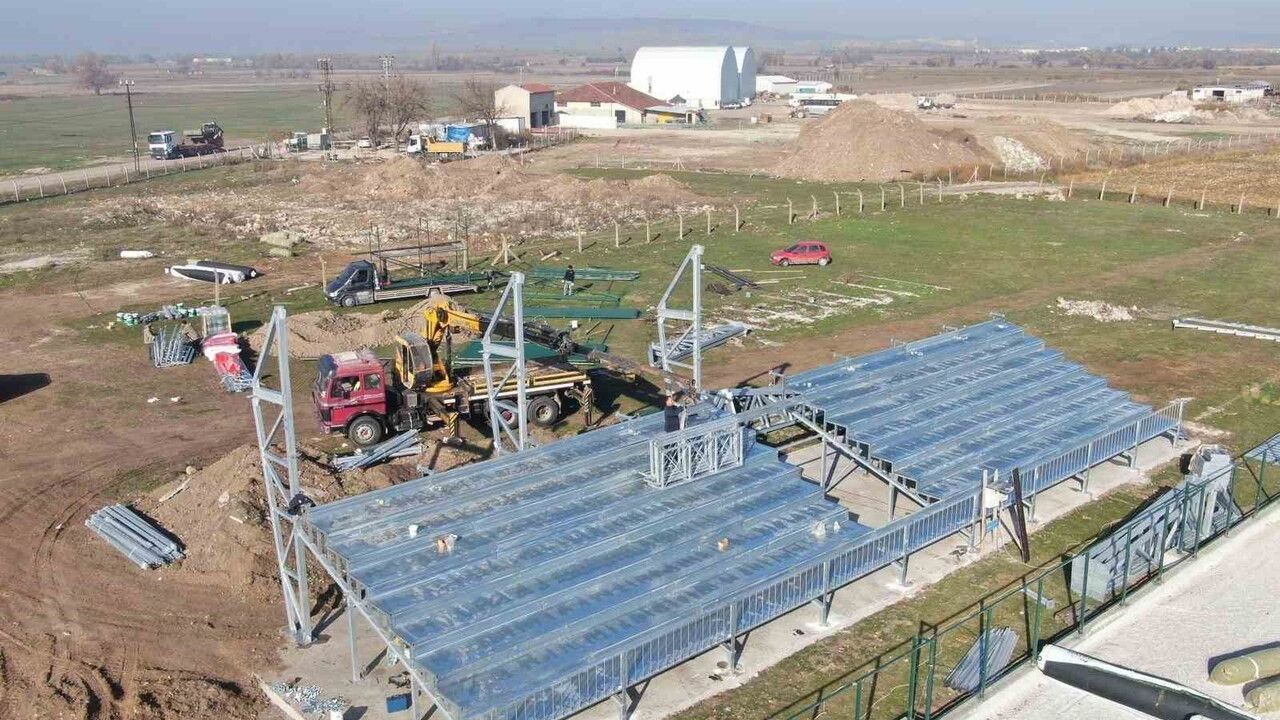 İnönü Spor Kompleksine Modern Çelik Tribünler Yerleştiriliyor