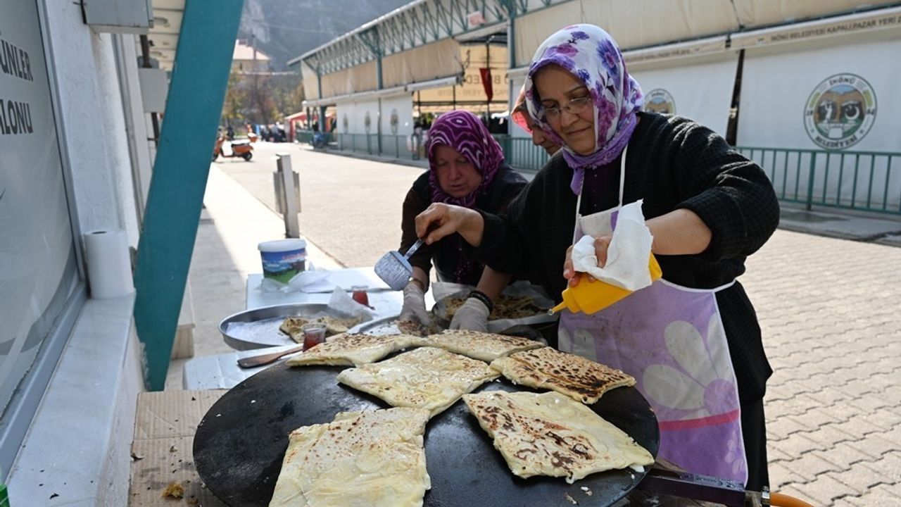 İnönülü Kadınlardan Başkan Hamamcı’ya Bazlama İkramı