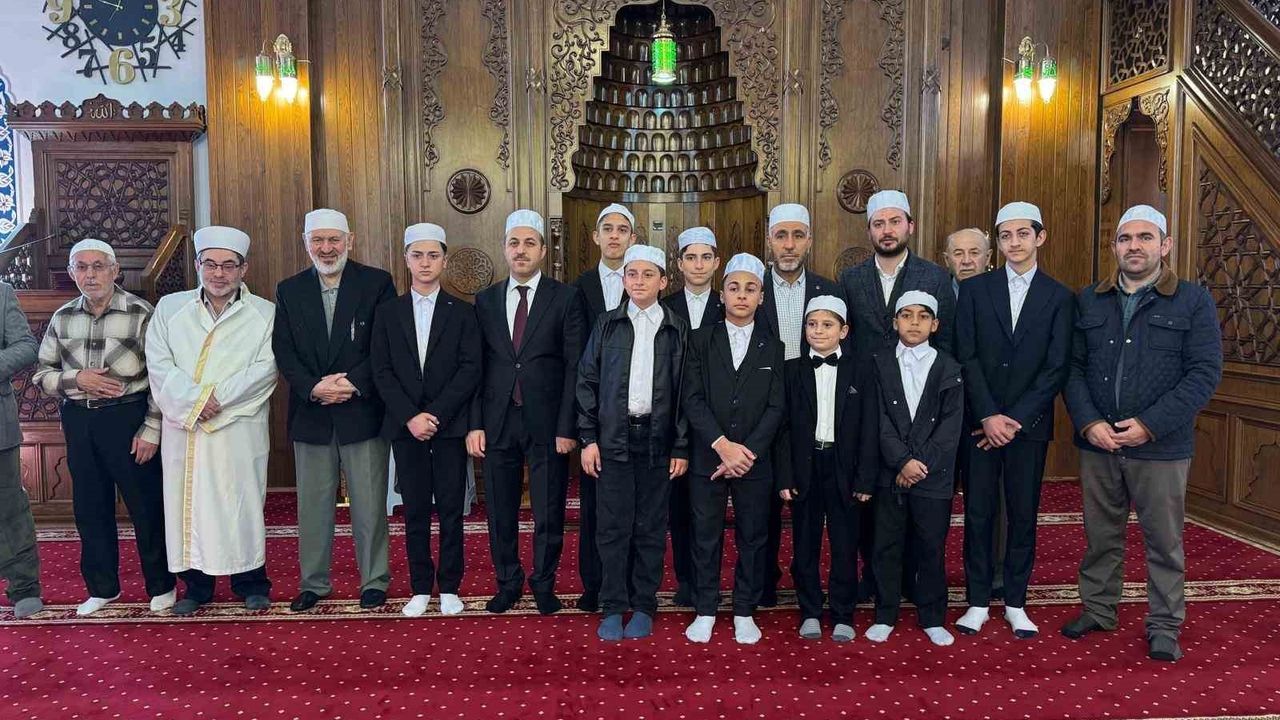 İpekyolu'da 8 öğrenci hafızlık belgelerini aldı