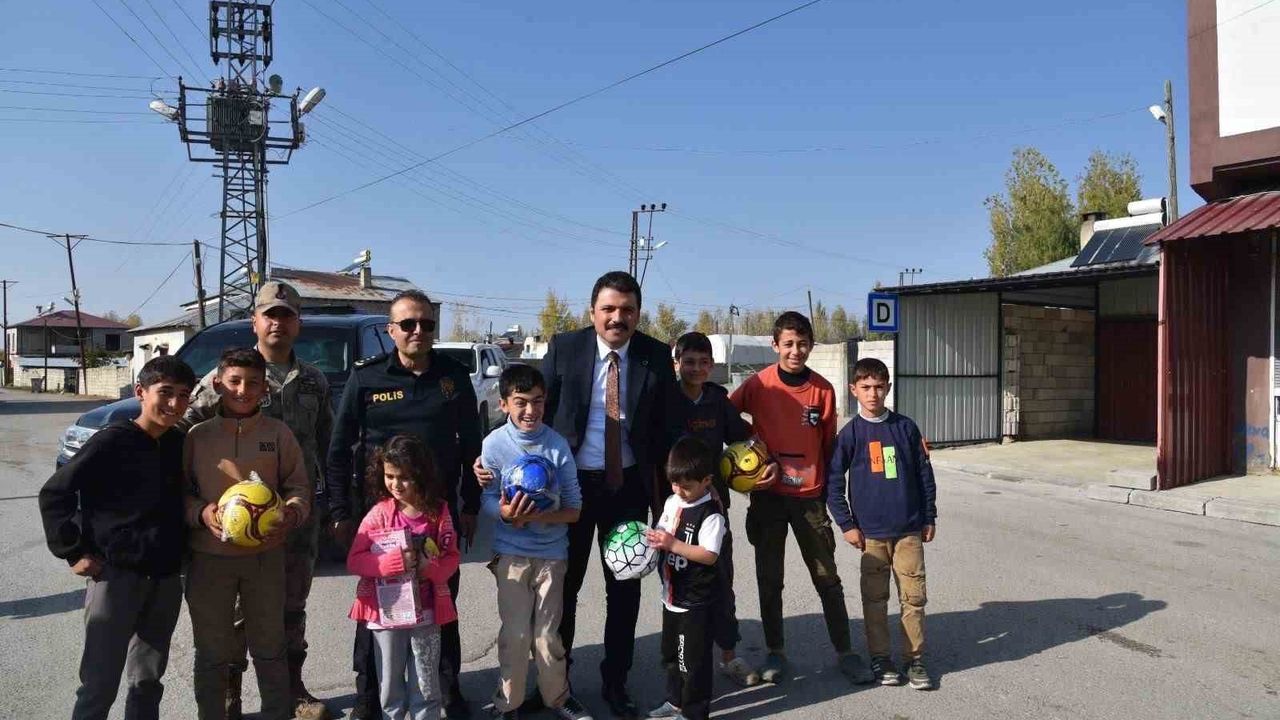 İpekyolu'nda kırsal okullarda 'Sanat Yolunda' ile sanat şöleni