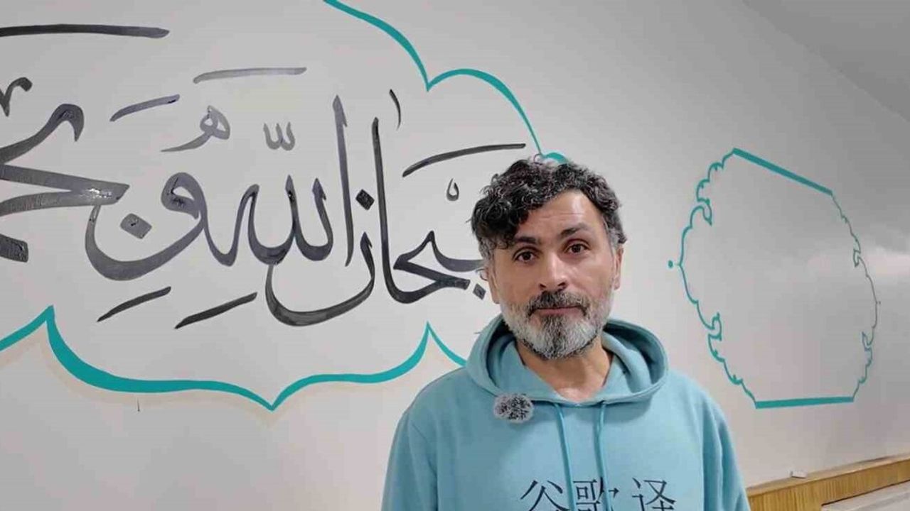 Iraklı hattat Muhammed Necat, Erciş'te Hıfzı Efendi Camii'ni hatla donattı