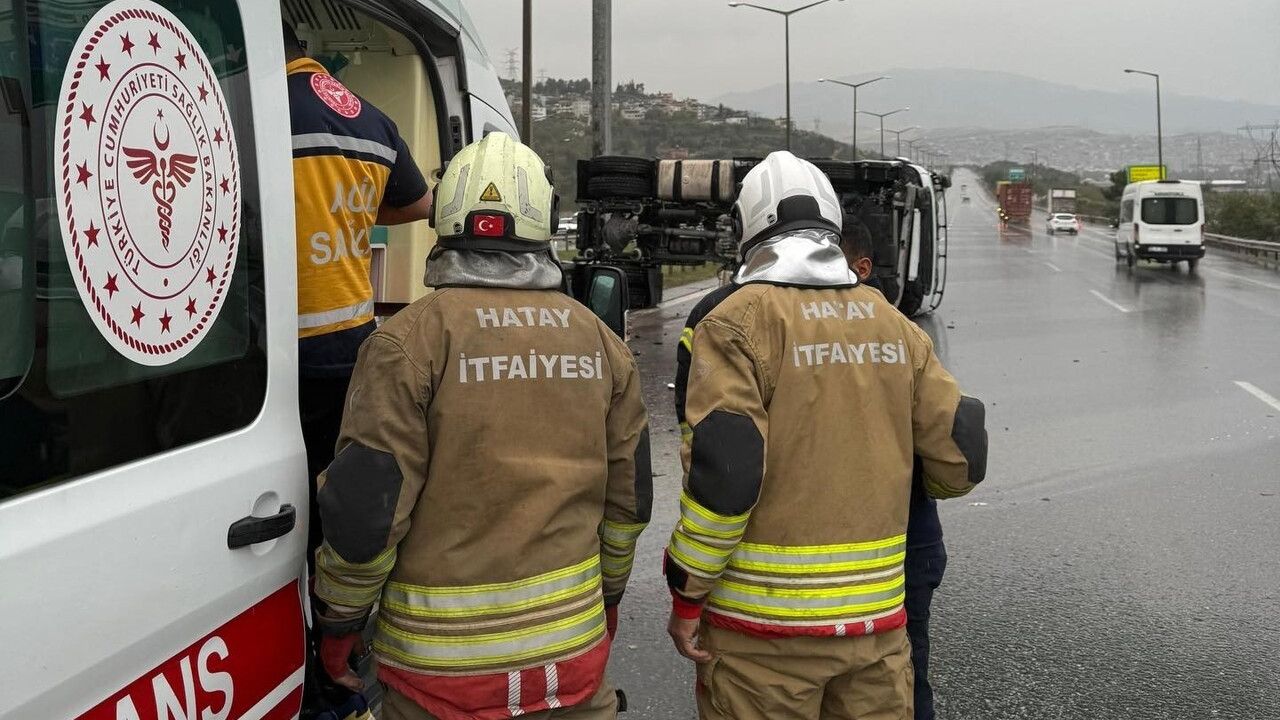 İskenderun'da kaygan zeminde devrilen tırın sürücüsü yaralandı